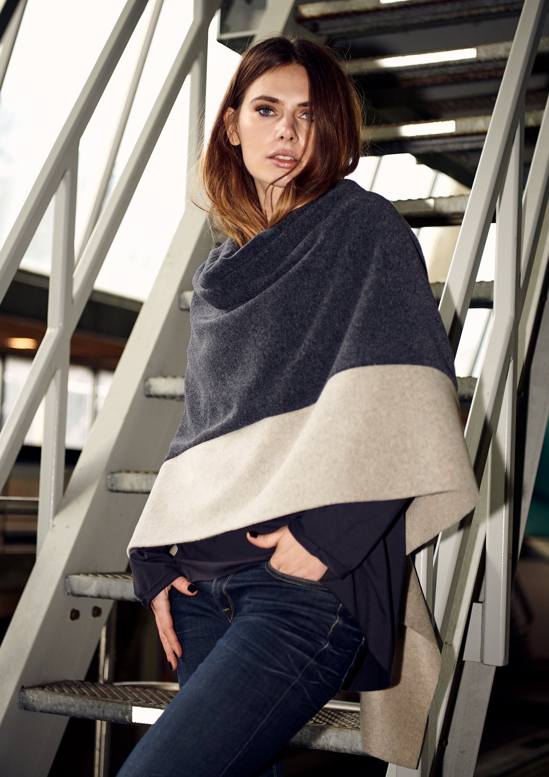 HENRIETTE STEFFENSEN COPENHAGEN 2 COLORED PONCHO - 4068 PONCHOS DEEP BLUE/SAND 824