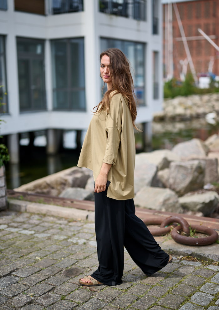 HENRIETTE STEFFENSEN COPENHAGEN BLOUSE V-NECK - 96078 BLUSER OLIVE 655
