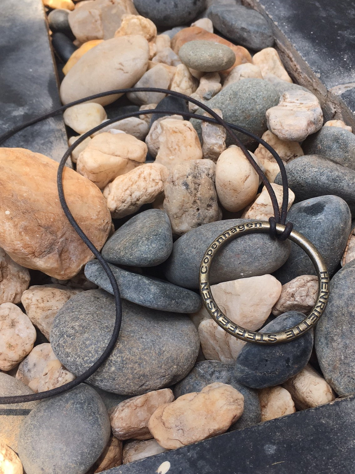 HENRIETTE STEFFENSEN COPENHAGEN NECKLACE SIGNATURE RING - 4091 SMYKKE BROWN 300