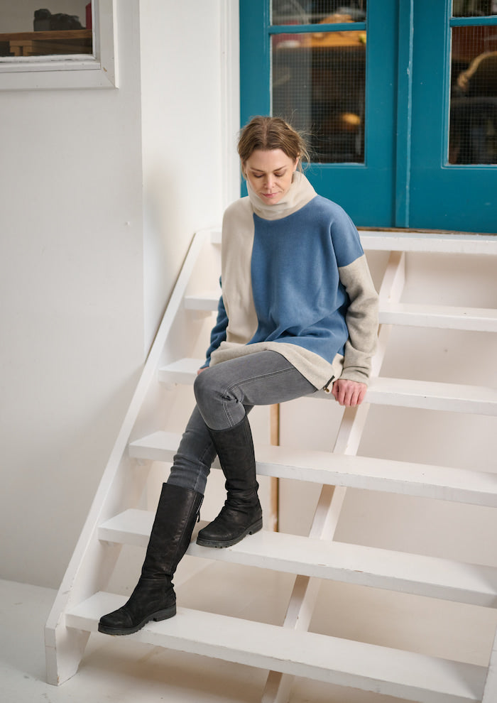 HENRIETTE STEFFENSEN COPENHAGEN SWEATER PATCH - 1380 BLUSER DUSTY BLUE/KIT/SAND 732