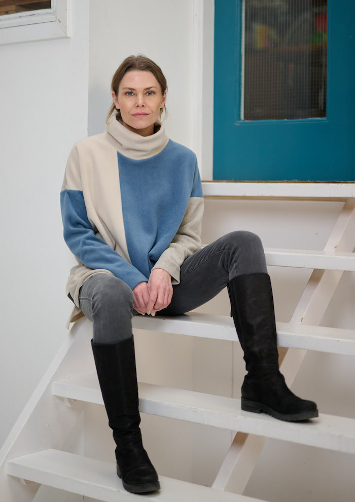 HENRIETTE STEFFENSEN COPENHAGEN SWEATER PATCH - 1380 BLUSER DUSTY BLUE/KIT/SAND 732