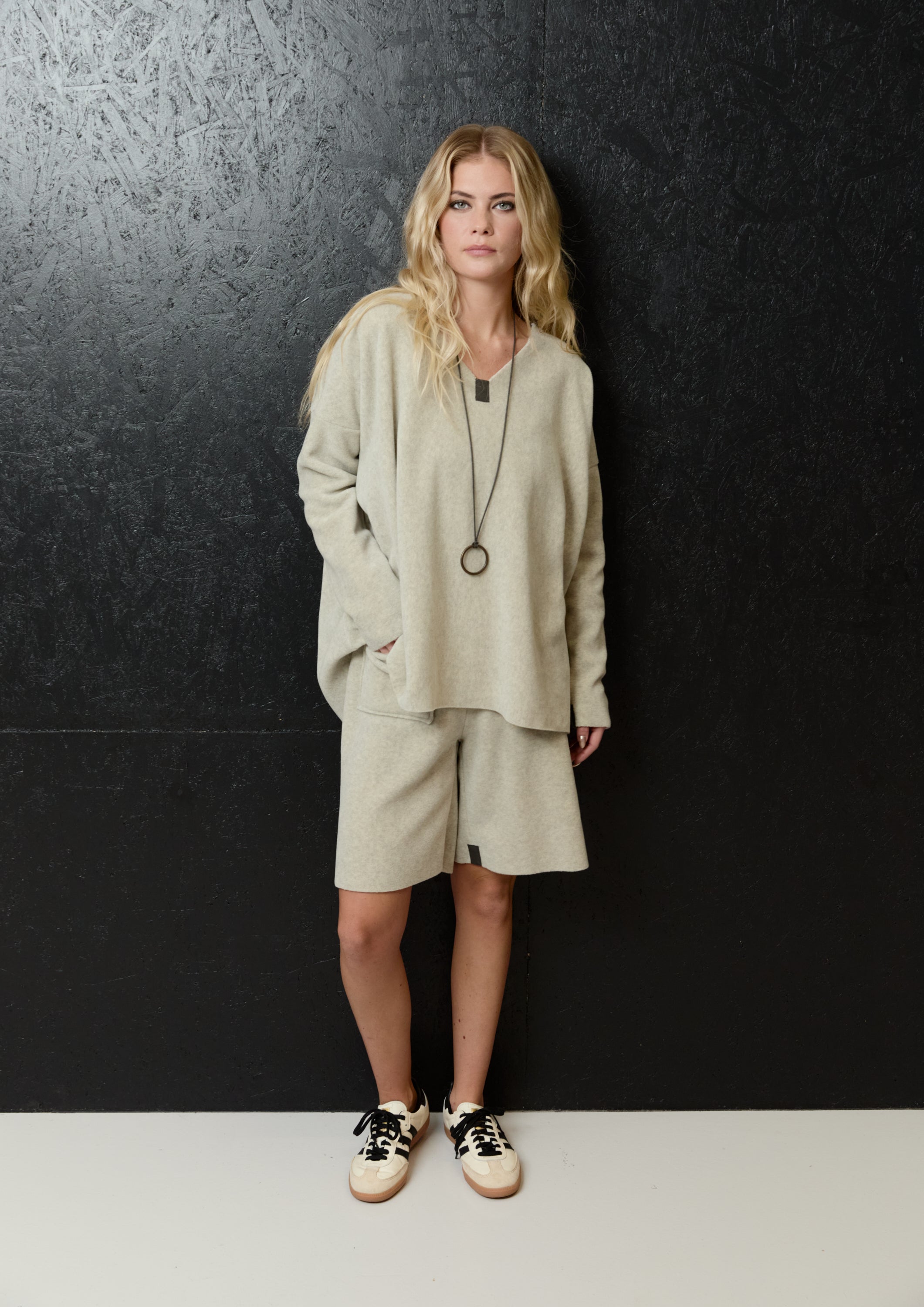 HENRIETTE STEFFENSEN COPENHAGEN BLOUSE V-NECK - 1410 BLUSER SAND 805