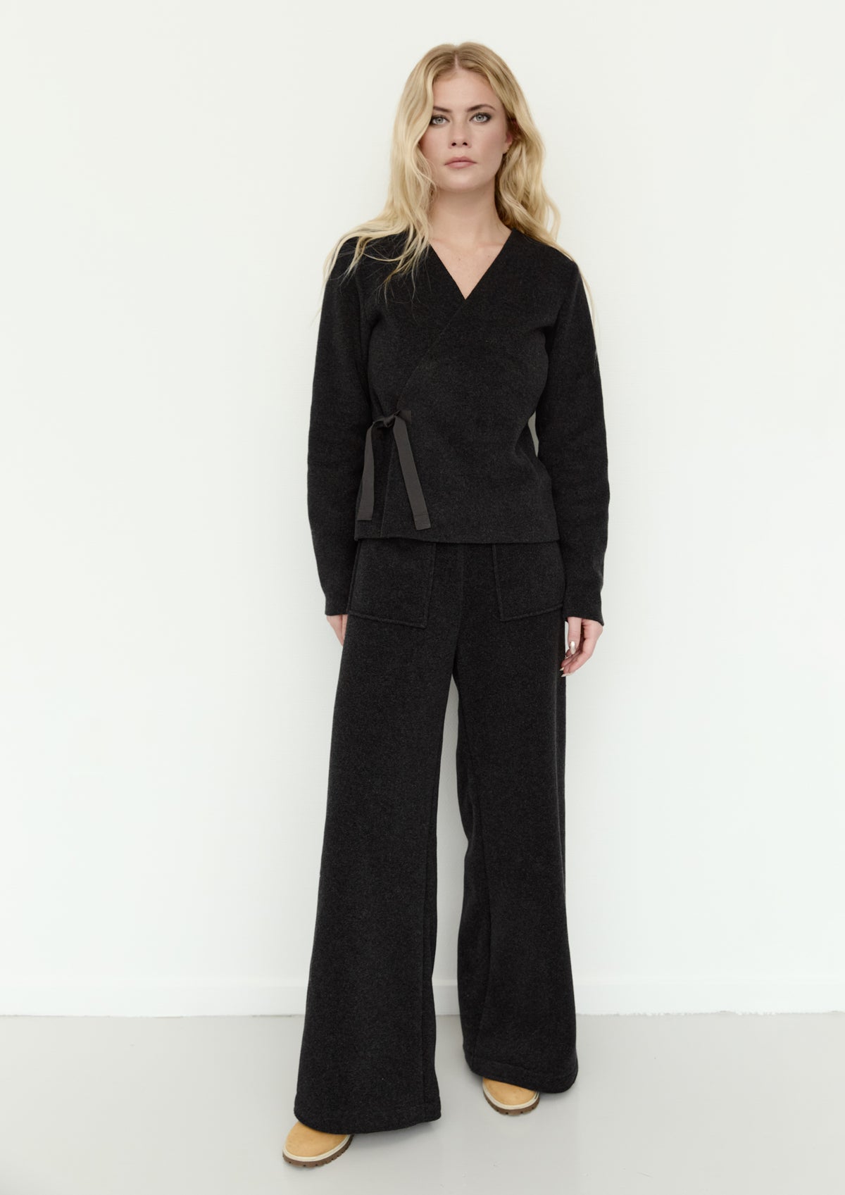 HENRIETTE STEFFENSEN COPENHAGEN BLOUSE WRAP - 1418 BLUSER SOFT BLACK 914