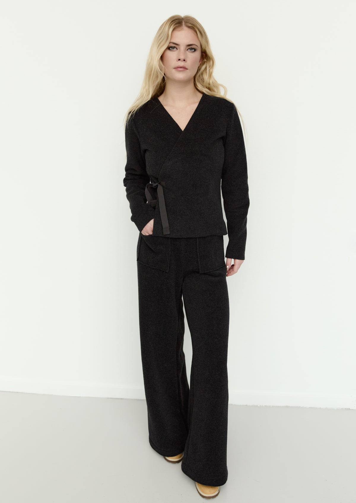 HENRIETTE STEFFENSEN COPENHAGEN BLOUSE WRAP - 1418 BLUSER SOFT BLACK 914