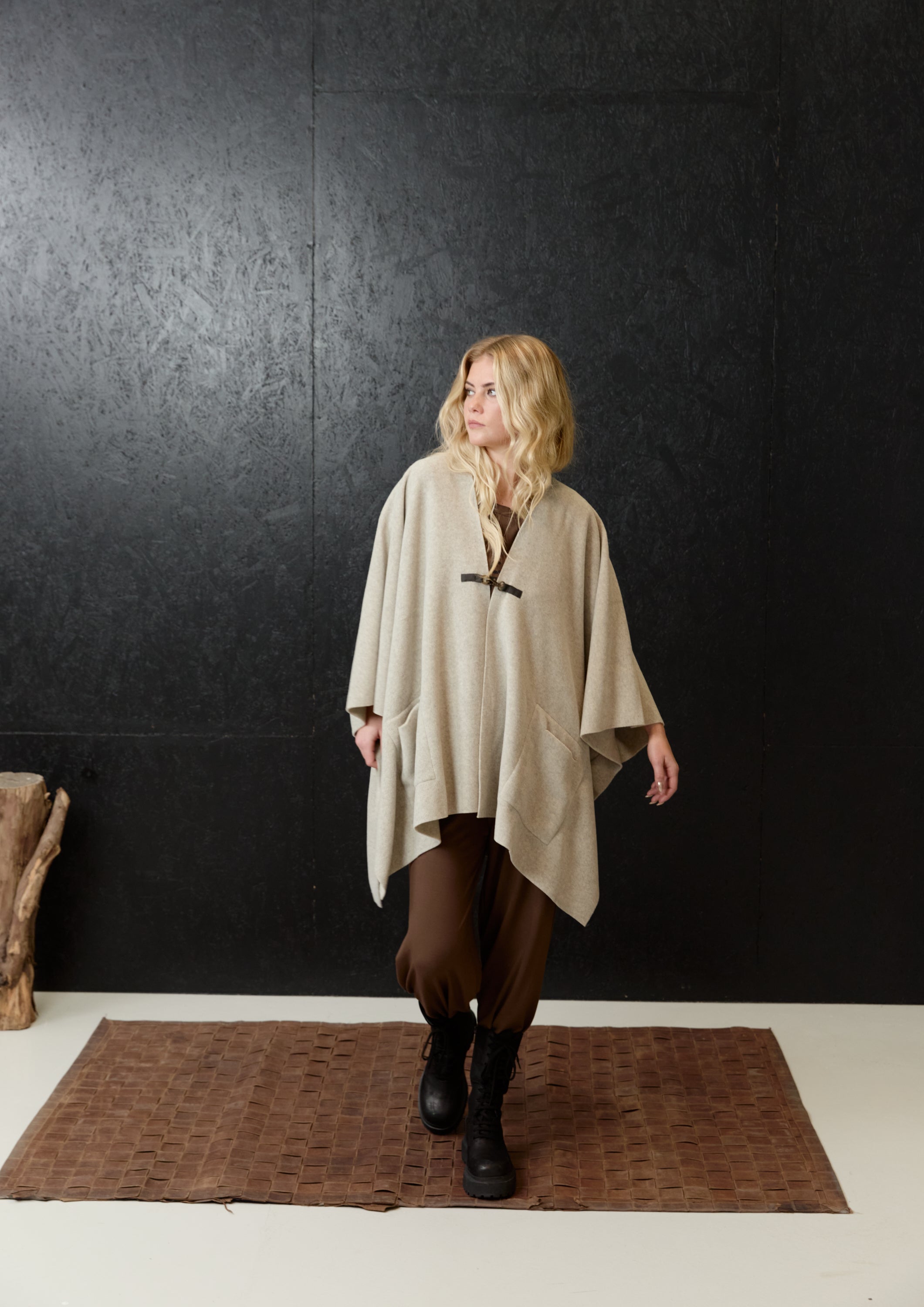 HENRIETTE STEFFENSEN COPENHAGEN CAPE - 4120 PONCHOS SAND 805