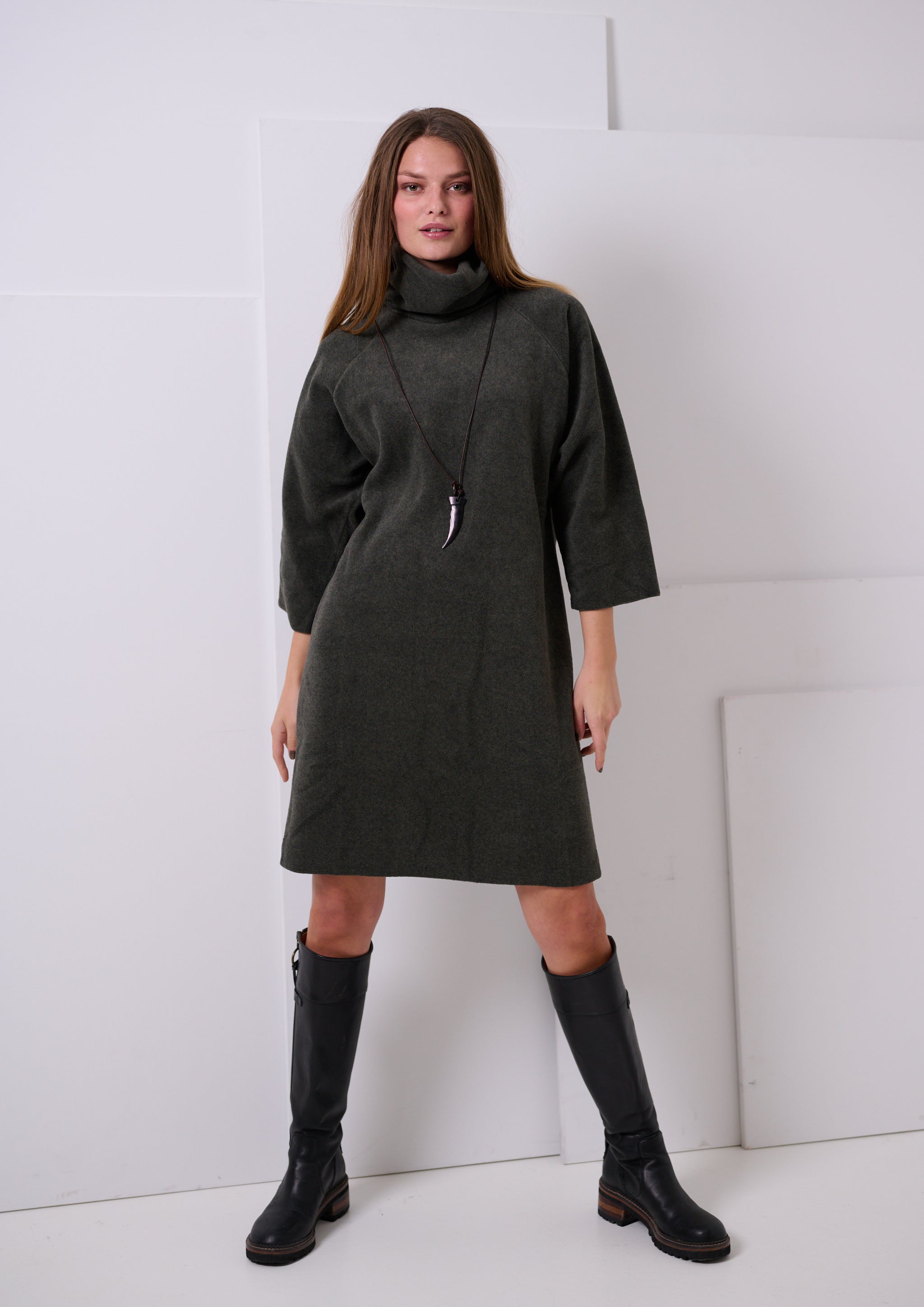 HENRIETTE STEFFENSEN COPENHAGEN DRESS HIGH NECK - 3236 KJOLER FORREST 600