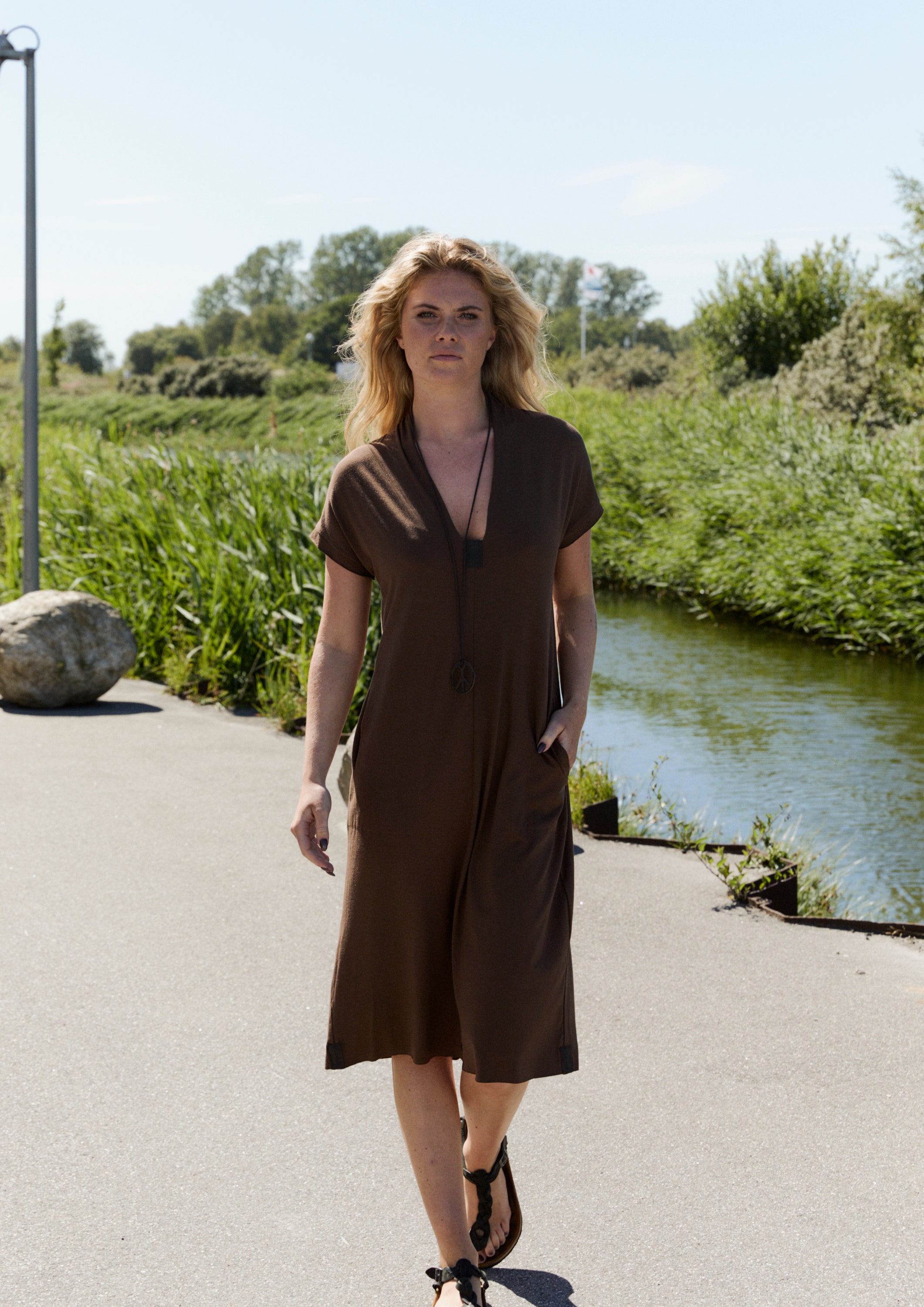 HENRIETTE STEFFENSEN COPENHAGEN DRESS V- COLLAR - 98068 KJOLER CHOCOLATE 844