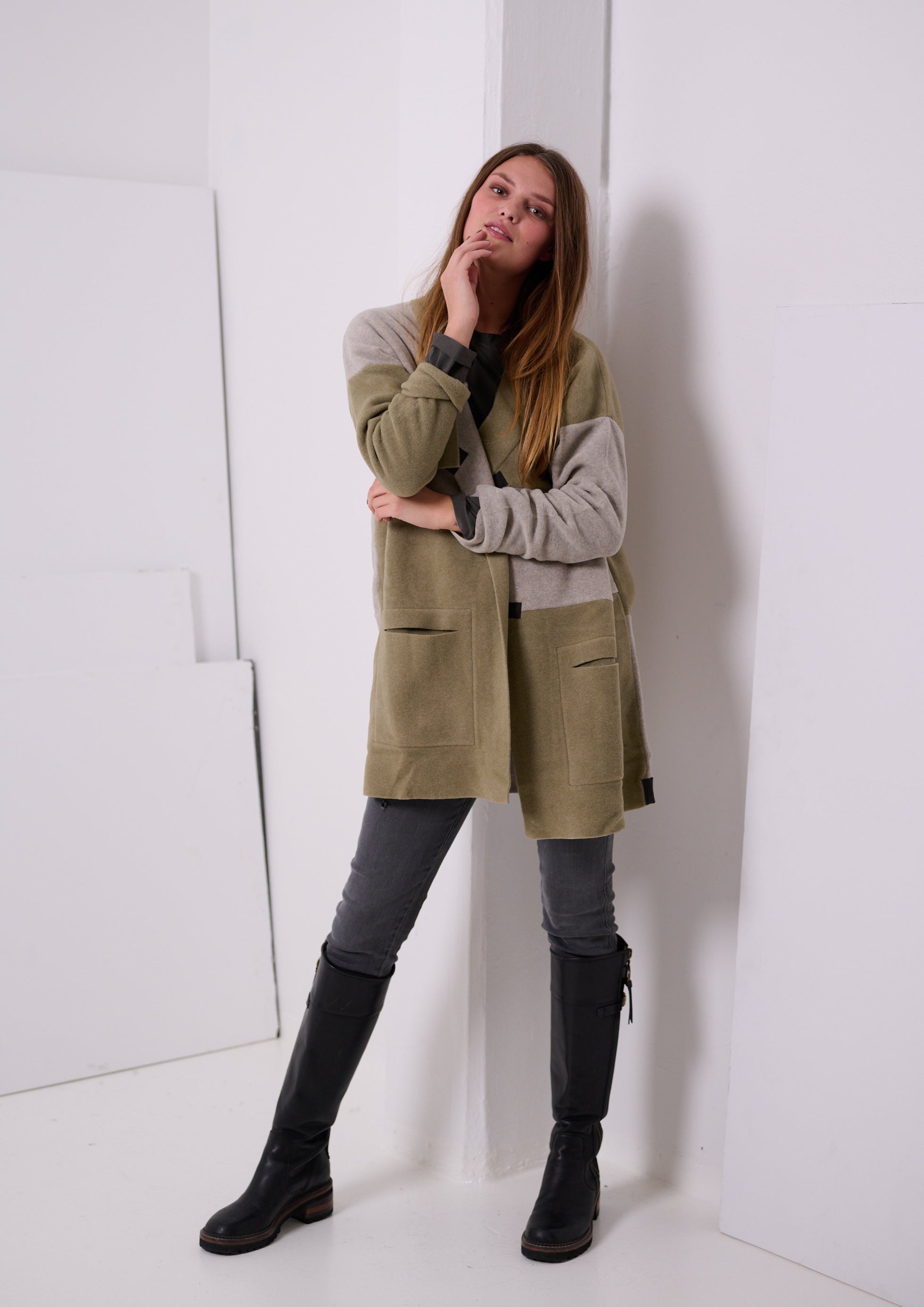 HENRIETTE STEFFENSEN COPENHAGEN NO WASTE CARDIGAN V-NECK - 7127 CARDIGANS OLIVE/SAND 612