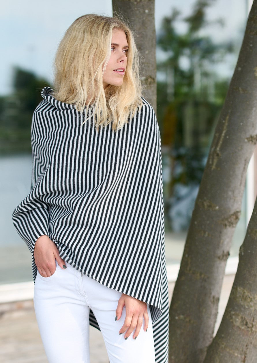 HENRIETTE STEFFENSEN COPENHAGEN PONCHO WITH LENGTH - 4076 PONCHOS STRIPES B&W 673