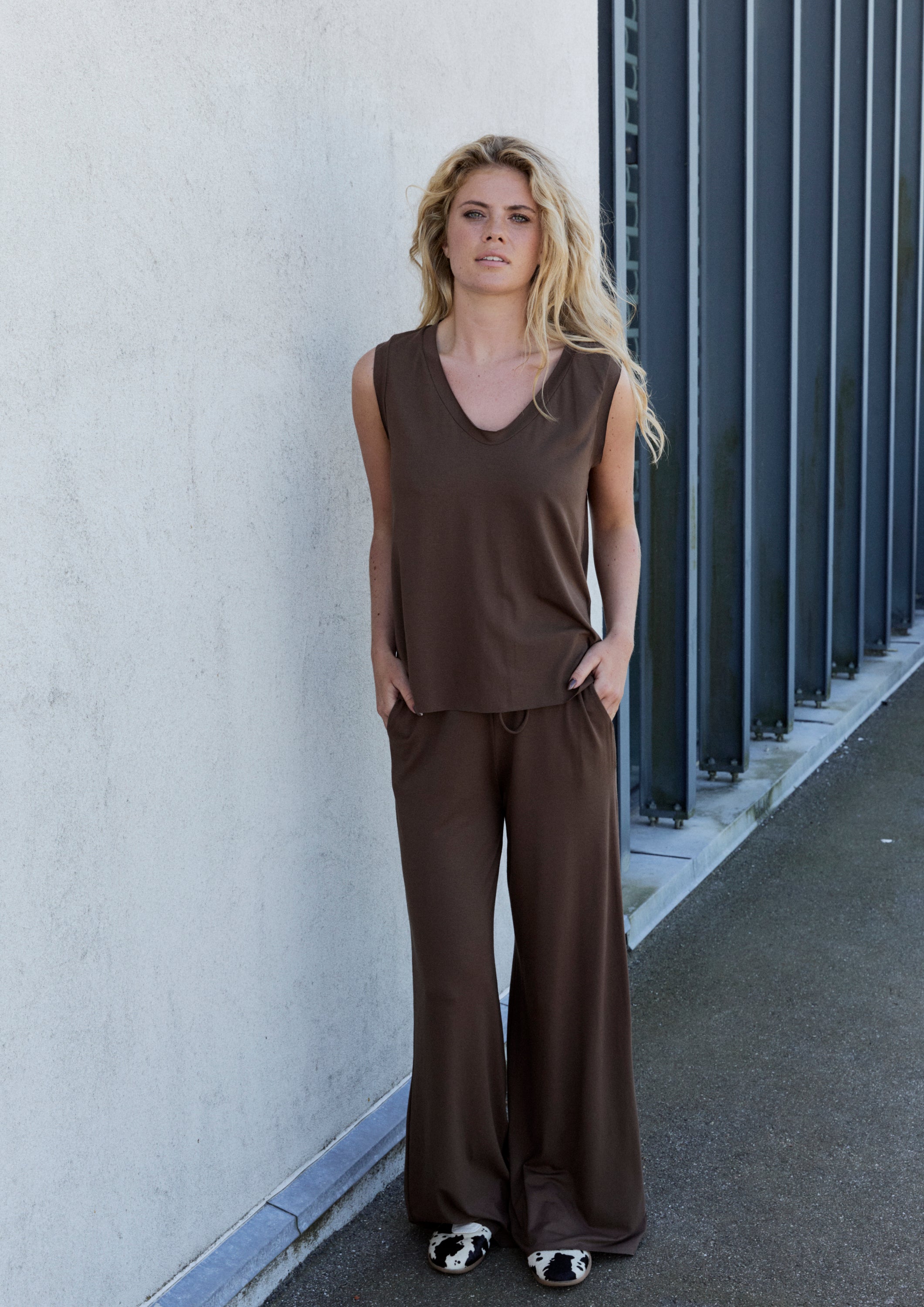 HENRIETTE STEFFENSEN COPENHAGEN TOP V-NECK - 96102 T-SHIRTS CHOCOLATE 844