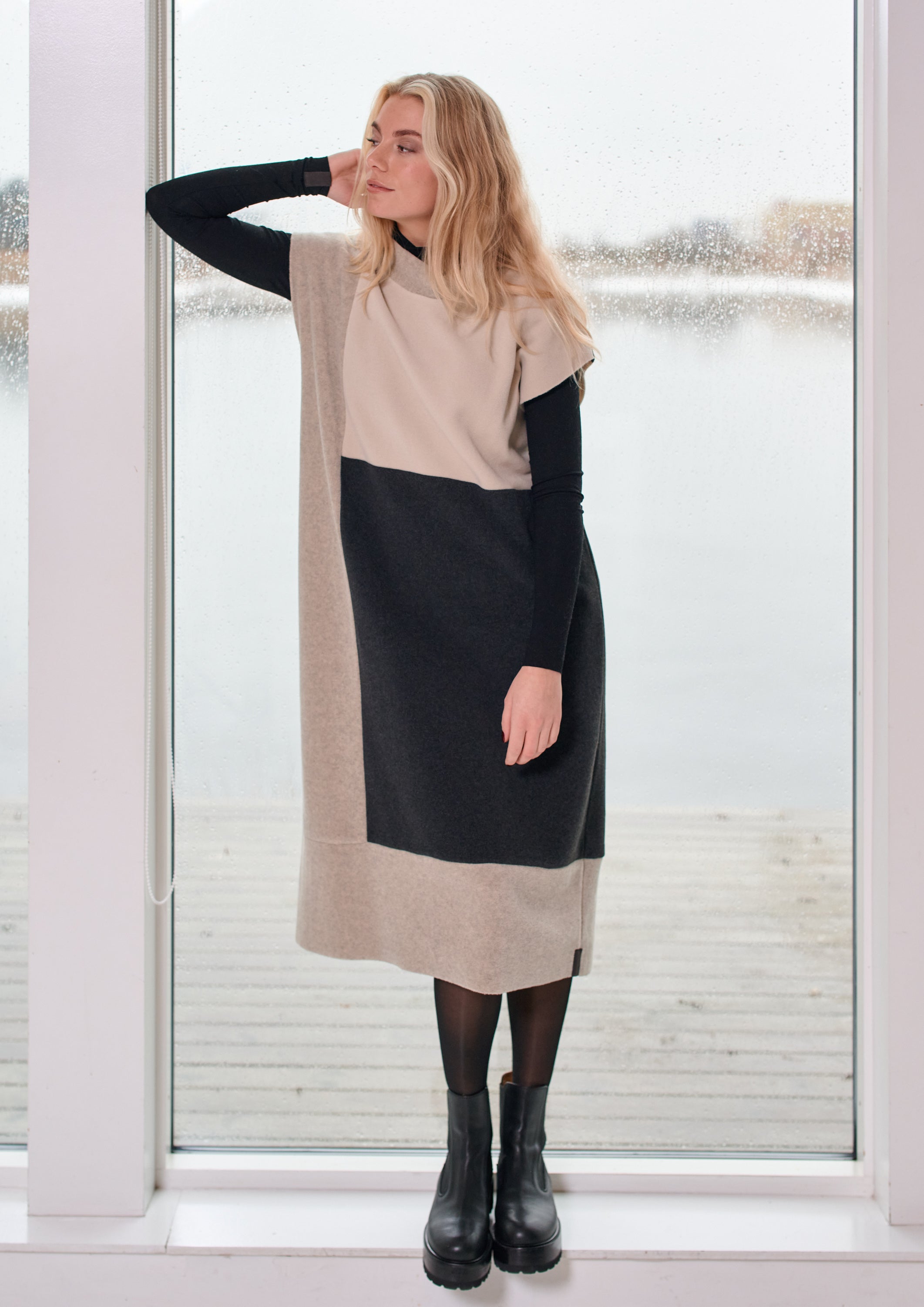 HENRIETTE STEFFENSEN COPENHAGEN TUNIC SLEEVELESS PATCH - 3241 TUNICS SOFT BLACK/SAND/KIT 117