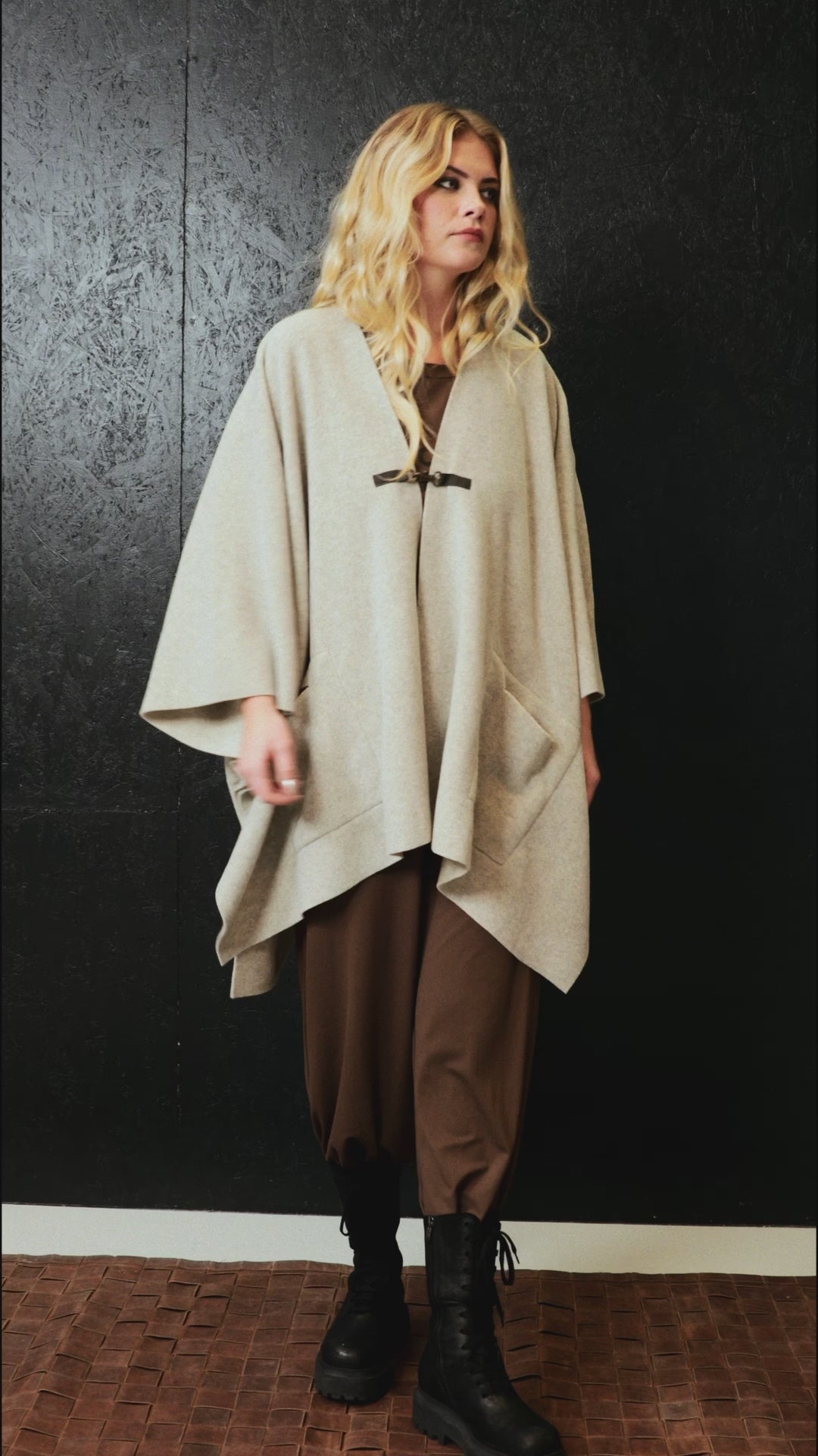 HENRIETTE STEFFENSEN COPENHAGEN CAPE - 4120 PONCHOS SAND 805